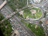 Его сторонники уже два дня занимают основной проспект Мехико, что привело к огромным автомобильным пробкам. Некоторые обычно оживленные проезжие улицы фактически превратились в пешеходные зоны