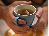 Большинство жителей российских городов спасаются от жары горячим чаем, а отнюдь не прохладительными напитками. К такому выводу пришли эксперты компании ROMIR Monitoring, опросившие в самые жаркие июньские дни почти тысячу россиян