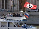 Нацболы вывесили антипутинский транспарант на прогулочном катере, плывущем по Москва-реке напротив Кремля