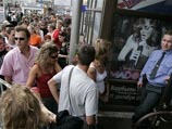 Несмотря на рекомендации РПЦ, сотни москвичей собрались у касс, где должна была начаться продажа билетов на предстоящий концерт Мадонны, задолго до их открытия