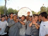 Похороны М. Камалова вылились в массовую акцию. На траурную церемонию в южном киргизском городе Карасуу, где жил богослов пришли не менее пяти тысяч человек