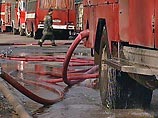 В Тбилиси страдающих от жары горожан охлаждают пожарные В Тбилиси страдающих от жары горожан охлаждают пожарные