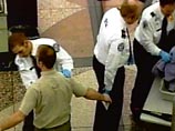В США в самолет разрешают брать электронику, но заставляют разуваться при досмотре В США в самолет разрешают брать электронику, но заставляют разуваться при досмотре