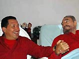 На фото, снятых в субботу, рядом с лежащим на больничной койке кубинским лидером стоит президент Венесуэлы Уго Чавес