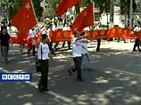 В свою очередь министр иностранных дел КНР Ли Чжаосин выразил "серьезный протест" в связи с посещением Коидзуми храма Ясукуни. Соответствующее представление глава внешнеполитического ведомства сделал вызванному в МИД послу Японии в Пекине