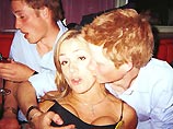 Британского принца Гарри поймали в ночном клубе с 27-летней блондинкой
