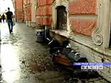 В результате столкновения джип врезался в здание дворца Белосельских-Белозерских 19 века, повредив решетку и облицовку цокольного этажа