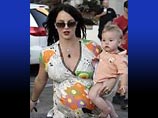 Бритни Спирс с ребенком в магазине, заснятая папараци 13 августа 2006 года