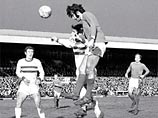 Футболка Джорджа Беста, в которой тот в 1970 году забил шесть мячей за "Манчестер Юнайтед" в мачте против клуба "Нортхэмптон", выставлена на аукцион Christie's с начальной ценой 20000-30000 фунтов стерлингов