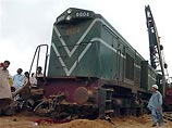 На одной из станций железнодорожные власти успели перевести путевые стрелки. Локомотив был загнан в тупик, где врезался в земляной вал и сошел с рельсов На одной из станций железнодорожные власти успели перевести путевые стрелки. Локомотив был загнан в тупик, где врезался в земляной вал и сошел с рельсов