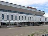 Из-за коробки с помидорами в аэропорту Абакана провели эвакуацию Из-за коробки с помидорами в аэропорту Абакана провели эвакуацию