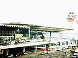 Два пассажирских самолета авиакомпании Alitalia столкнулись в четверг на земле, при подъезде к взлетной полосе, в римском международном аэропорту "Леонардо да Винчи" Два пассажирских самолета авиакомпании Alitalia столкнулись в четверг на земле, при подъезде к взлетной полосе, в римском международном аэропорту "Леонардо да Винчи"