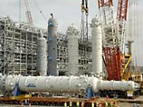 Впрочем, как пишет "Коммерсант", внимание проверяющих к проекту дочерней компании Royal Dutch Shell, долю в которой имеют также японские Mitsui и Mitsubishi, может объясняться интересом "Газпрома", который хотел бы получить 25% Sakhalin Energy