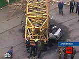 В Архангельске обрушившийся башенный кран придавил автомобиль с женщиной