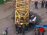 В Архангельске обрушившийся башенный кран придавил автомобиль с женщиной В Архангельске обрушившийся башенный кран придавил автомобиль с женщиной