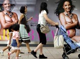 Во вторник плакаты с обнаженной беременной певицей Бритни Спирс украсили стены метро в Токио