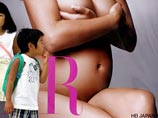 На фото полностью обнаженная Бритни, находящаяся на шестом месяце беременности, сидит, прикрывая руками грудь, копируя позу Деми Мур из известной фотографии в Vanity Fair, вышедшей в свет в 1991 году