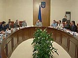 Правительство Украины урезало полномочия президента Виктора Ющенко, запретив ему давать поручения Кабинету министров