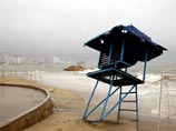 В среду "Джон" со скоростью около 19 километров в час двигался вдоль побережья мексиканского штата Герреро на северо-запад и принес на курорт Акапулько шквалистый ветер, сильный шторм и проливные дожди