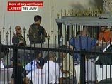 Крупные силы полиции были стянуты в четверг после полудня к зданию посольства Великобритании в Тель-Авиве Крупные силы полиции были стянуты в четверг после полудня к зданию посольства Великобритании в Тель-Авиве