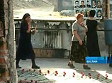 С самого утра во дворе школы N1 Беслана, где произошла трагедия уже собрались более 400 человек, пришедших, чтобы почтить память жертв теракта С самого утра во дворе школы N1 Беслана, где произошла трагедия уже собрались более 400 человек, пришедших, чтобы почтить память жертв теракта
