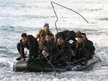 Они призваны обеспечить безопасность намеченной на сегодня высадки с моря батальона итальянских военных в составе 880 человек. Прибытие еще 200 итальянских военных в Ливан ожидается в воскресенье Они призваны обеспечить безопасность намеченной на сегодня высадки с моря батальона итальянских военных в составе 880 человек. Прибытие еще 200 итальянских военных в Ливан ожидается в воскресенье