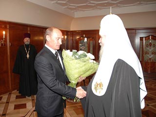 Президент поздравил Патриарха и отметил вклад РПЦ в решение насущных социальных проблем России