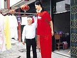 36-летняя китаянка Яо Дэфэнь при своем гигантском росте 236 см и весе почти 200 кг до сих пор с трудом втискивала свои ноги в узкую и неудобную мужскую обувь