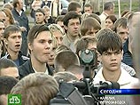 Представители радикальных молодежных организаций собрались во вторник вечером в центре Петрозаводска у здания городской администрации на несанкционированный митинг, протестуя против нелегальной миграции