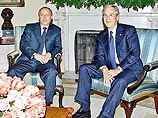 Джордж Буш попал на фото рядом с Путиным в июле 2006 года на саммите G8 в Петербурге. По мнению экспертов, сведенные в замок руки лидеров США и России означают, что им неприятна эта ситуации, они чувствуют себя неуютно