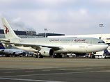 Самолет Airbus компании Qatar Airways готовился к взлету, когда пилот обнаружил неполадки и вынужден был резко затормозить на взлетной полосе, от чего загорелись шасси самолета