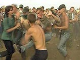 На юго-востоке Москвы фанаты ЦСКА и "Спартака" пошли стенка на стенку На юго-востоке Москвы фанаты ЦСКА и "Спартака" пошли стенка на стенку