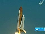 Экипаж Atlantis обследует обшивку корабля на предмет повреждений при взлете Экипаж Atlantis обследует обшивку корабля на предмет повреждений при взлете