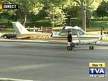 Машина села на одном из проспектов, а затем двигалась около 400 метров и задела крылом мачту городского освещения. На борту самолета находились двое взрослых и ребенок Машина села на одном из проспектов, а затем двигалась около 400 метров и задела крылом мачту городского освещения. На борту самолета находились двое взрослых и ребенок