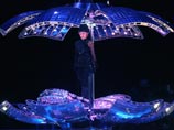 Ее выступление продолжалось два часа и прошло без аншлага - билеты продавались свободно, а после начала концерта спекулянты даже раздавали их бесплатно Ее выступление продолжалось два часа и прошло без аншлага - билеты продавались свободно, а после начала концерта спекулянты даже раздавали их бесплатно