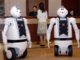 На время демонстрации 130-сантиметрового робота под названием EMIEW (ЭМЮ) с бело-серым корпусом и парой резиновых колес нарядили бордовой "бабочкой". EMIEW расшифровывается как Excellent Mobility and Interactive Existance as Workmate На время демонстрации 130-сантиметрового робота под названием EMIEW (ЭМЮ) с бело-серым корпусом и парой резиновых колес нарядили бордовой "бабочкой". EMIEW расшифровывается как Excellent Mobility and Interactive Existance as Workmate