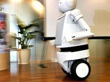 В Японии разработан робот, способный передвигаться в людской толпе