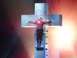Песню Мадонны, которую она исполнила на кресте, москвичи встретили овацией