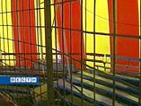 По словам очевидцев, несколько деревянных скамеек, на которых находились люди, рухнули вниз с высоты около двух метров По словам очевидцев, несколько деревянных скамеек, на которых находились люди, рухнули вниз с высоты около двух метров