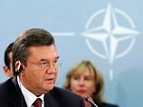 Напоминается, что закон об основах национальной безопасности Украины предусматривает реализацию "обеспечения полноправного участия страны в общеевропейской и региональных системах коллективной безопасности, обретение членства в ЕС и НАТО..." Напоминается, что закон об основах национальной безопасности Украины предусматривает реализацию "обеспечения полноправного участия страны в общеевропейской и региональных системах коллективной безопасности, обретение членства в ЕС и НАТО..."
