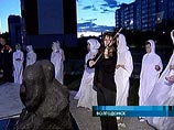 Утром на месте трагедии собрались около 80 родственников погибших, а также спасателей, пожарных и милиционеров, принимавших участие в ликвидации последствий взрыва Утром на месте трагедии собрались около 80 родственников погибших, а также спасателей, пожарных и милиционеров, принимавших участие в ликвидации последствий взрыва