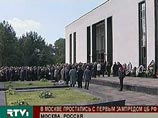 Сотни людей пришли сегодня в Центральную клиническую больницу, чтобы проводить в последний путь первого зампреда Центробанка Андрея Козлова Сотни людей пришли сегодня в Центральную клиническую больницу, чтобы проводить в последний путь первого зампреда Центробанка Андрея Козлова