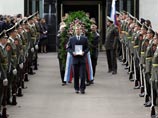 Проститься с известным банкиром пришли не только его родные и близкие, но и многочисленные коллеги, люди, знавшие его по долгу службы Проститься с известным банкиром пришли не только его родные и близкие, но и многочисленные коллеги, люди, знавшие его по долгу службы