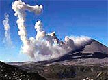Вулкан Карымский на Камчатке выбрасывает пепел на высоту до 2,5 км