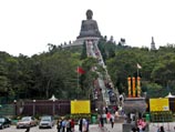 К одной из самых больших в мире статуй Будды протянута канатная дорога