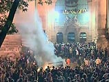 Массовые выступления с требованиями отставки правящего кабинета начались еще в воскресенье у здания венгерского парламента. В понедельник вечером толпа манифестантов направилась с площади Кошута к зданию Венгерского телевидения