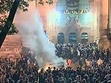 Массовые выступления с требованиями отставки правящего кабинета начались еще в воскресенье у здания венгерского парламента. В понедельник вечером толпа манифестантов направилась с площади Кошута к зданию Венгерского телевидения Массовые выступления с требованиями отставки правящего кабинета начались еще в воскресенье у здания венгерского парламента. В понедельник вечером толпа манифестантов направилась с площади Кошута к зданию Венгерского телевидения