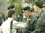 Если милиционер требует предъявить именно паспорт, а не другой документ, то необходимо напомнить ему о том, что в России нет закона, обязывающего носить с собой паспорт постоянно Если милиционер требует предъявить именно паспорт, а не другой документ, то необходимо напомнить ему о том, что в России нет закона, обязывающего носить с собой паспорт постоянно