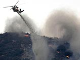 Американские пожарные борются с огнем, бушующим в 100 км от Лос-Анджелеса 