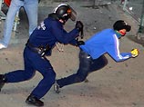 Массовые столкновения демонстрантов с полицией возобновились в ночь на четверг в венгерской столице. Десятки полицейских полностью перекрыли район Западного вокзала, где собрались свыше 200 манифестантов Массовые столкновения демонстрантов с полицией возобновились в ночь на четверг в венгерской столице. Десятки полицейских полностью перекрыли район Западного вокзала, где собрались свыше 200 манифестантов